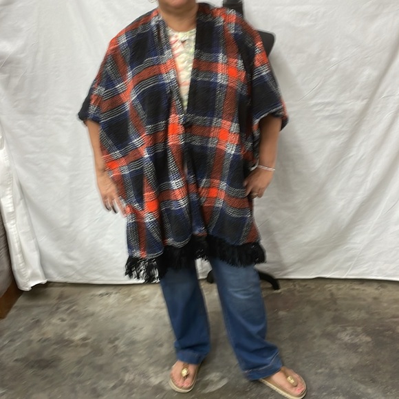 Kensie cape/shawl/wrap in thick sherpa-type fabric - Picture 5 of 8